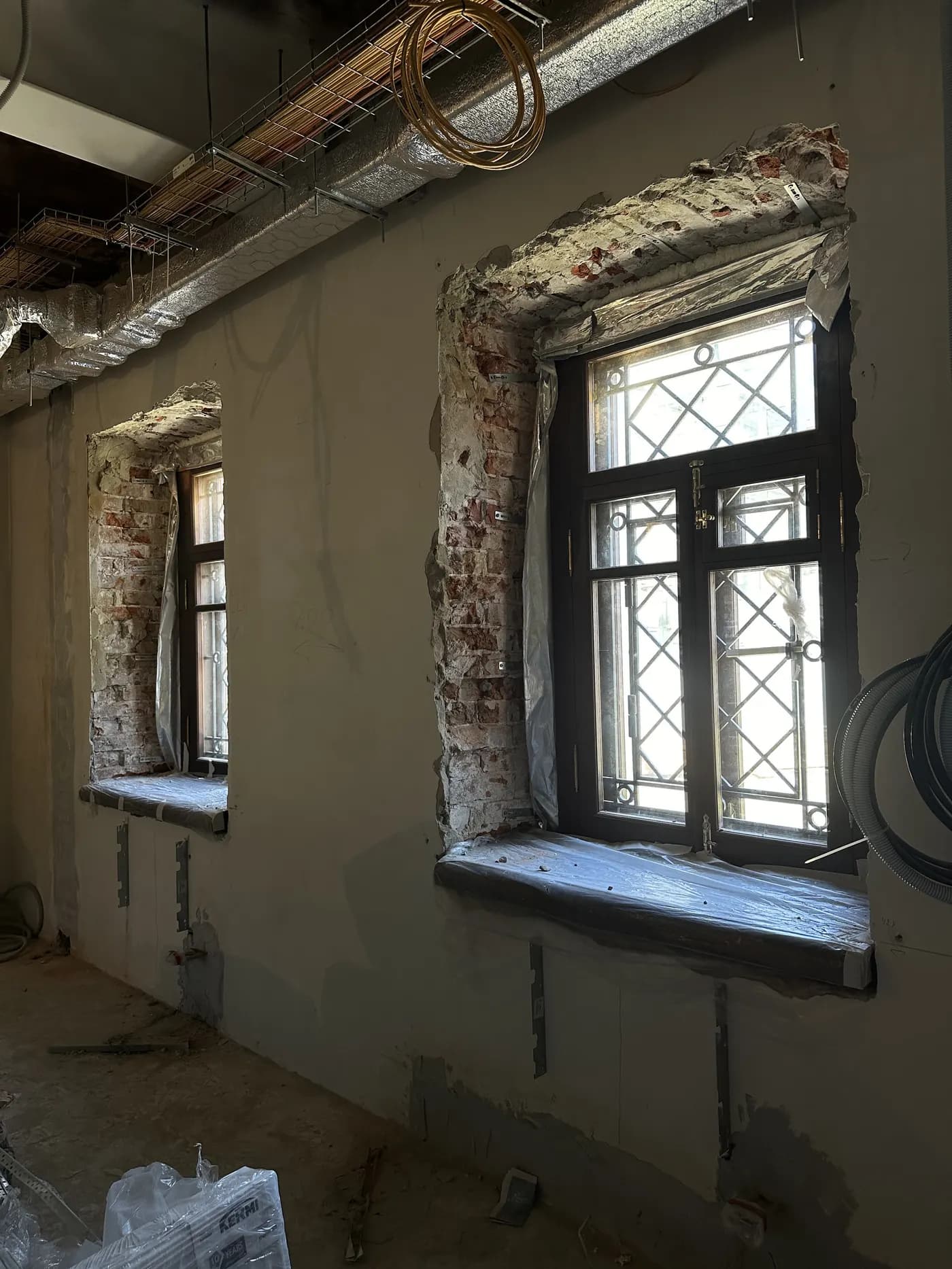 Оконный проём с сохранившимся историческим заполнением до начала работ