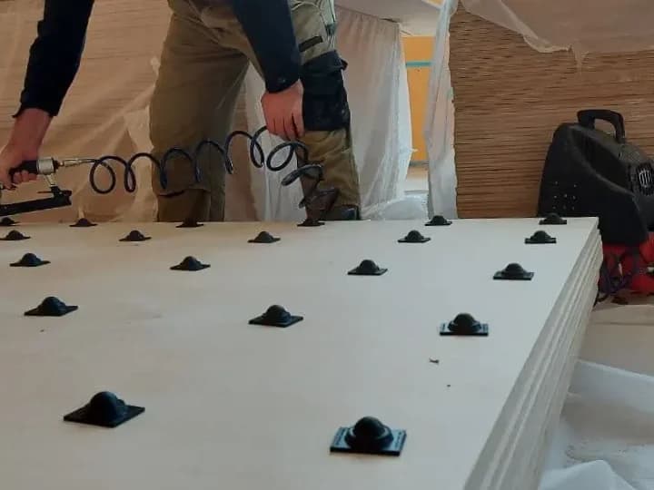 Каучуковые амортизаторы, закреплённые на щите фанерного основания