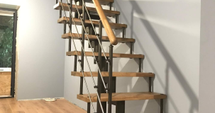 Прямая лестница с кованным огражденинем и балюстрадой